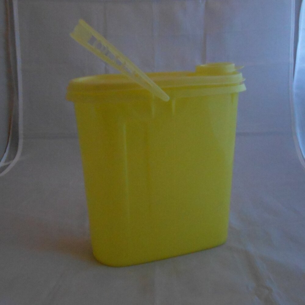 Vintage Tupperware Beverage Buddy Pitcher, Yellow, W/Handle/Lid, 2 Quart